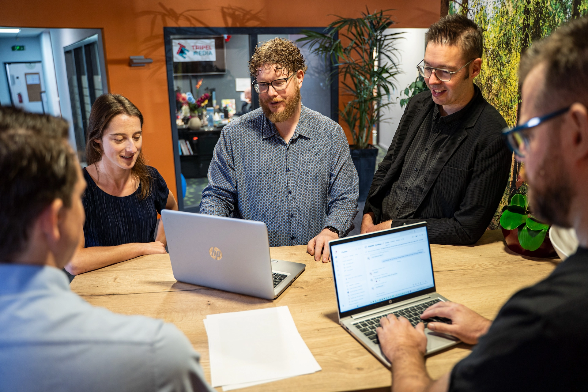 Het ITAKOM-team in overleg aan tafel